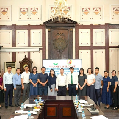 Trường Đại học Dược Hà Nội đón tiếp đoàn Học viện Y – Dược học cổ truyền Việt Nam và đoàn kiến trúc sư Trung Quốc đến thăm quan và khảo sát.